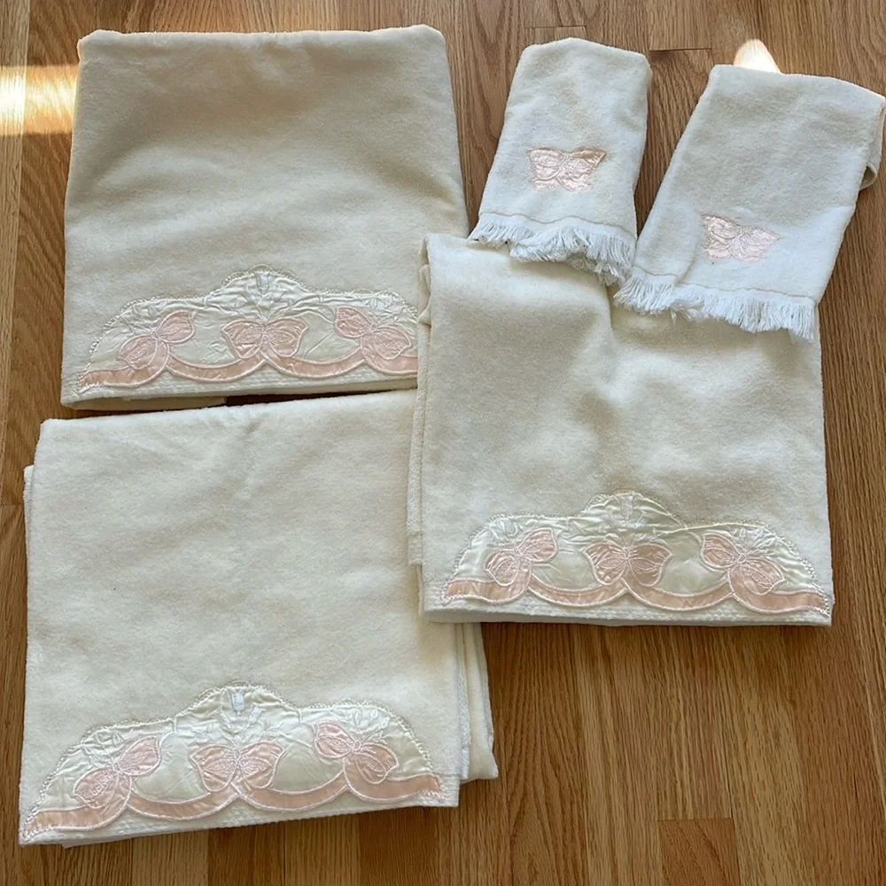 NWOT the Avanti Look 3 bath and 2 hand towels